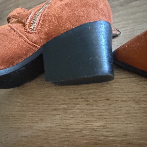 Stylish Tan Ankle Boots in Suede - Picture 4 of 7